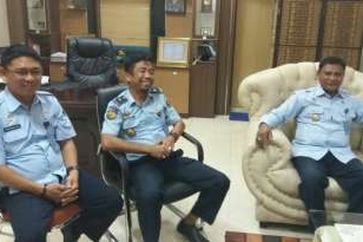 Kepala Kanwil Kemenkum HAM Sulsel, Sahabuddin Kilkoda duduk di sofa putih dan Kepala Rutan Soppeng, Irfan duduk dikursi tengah.