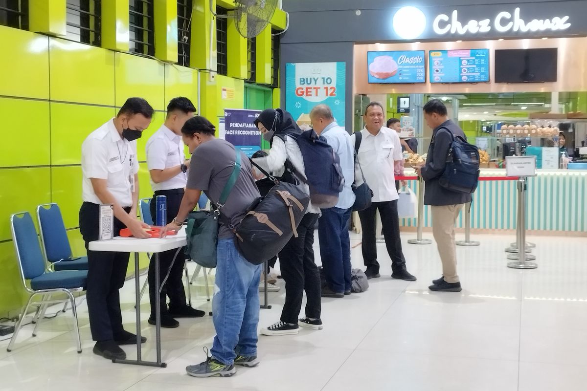 Sejumlah penumpang kereta api melakukan registrasi sistem face recognition di Stasiun Gambir, Jakarta Pusat, Selasa (3/10/2023). (KOMPAS.com/XENA OLIVIA)