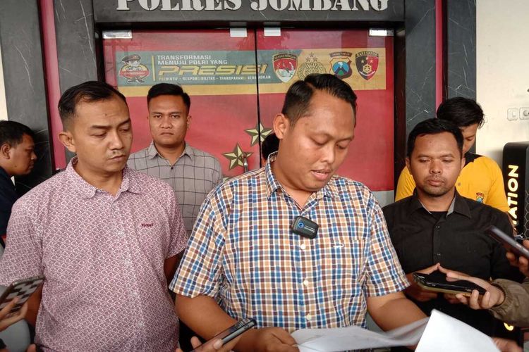Kasat Reskrim Polres Jombang AKP Aldo Febrianto (dua dari kanan), menjelaskan tentang penanganan kasus gratifikasi yang menjerat 8 perangkat desa dari 3 desa di Kabupaten Jombang, Jawa Timur.