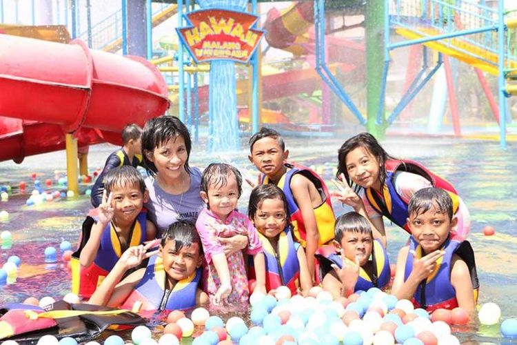 Keseruan anak-anak di Hawai Waterpark Malang.