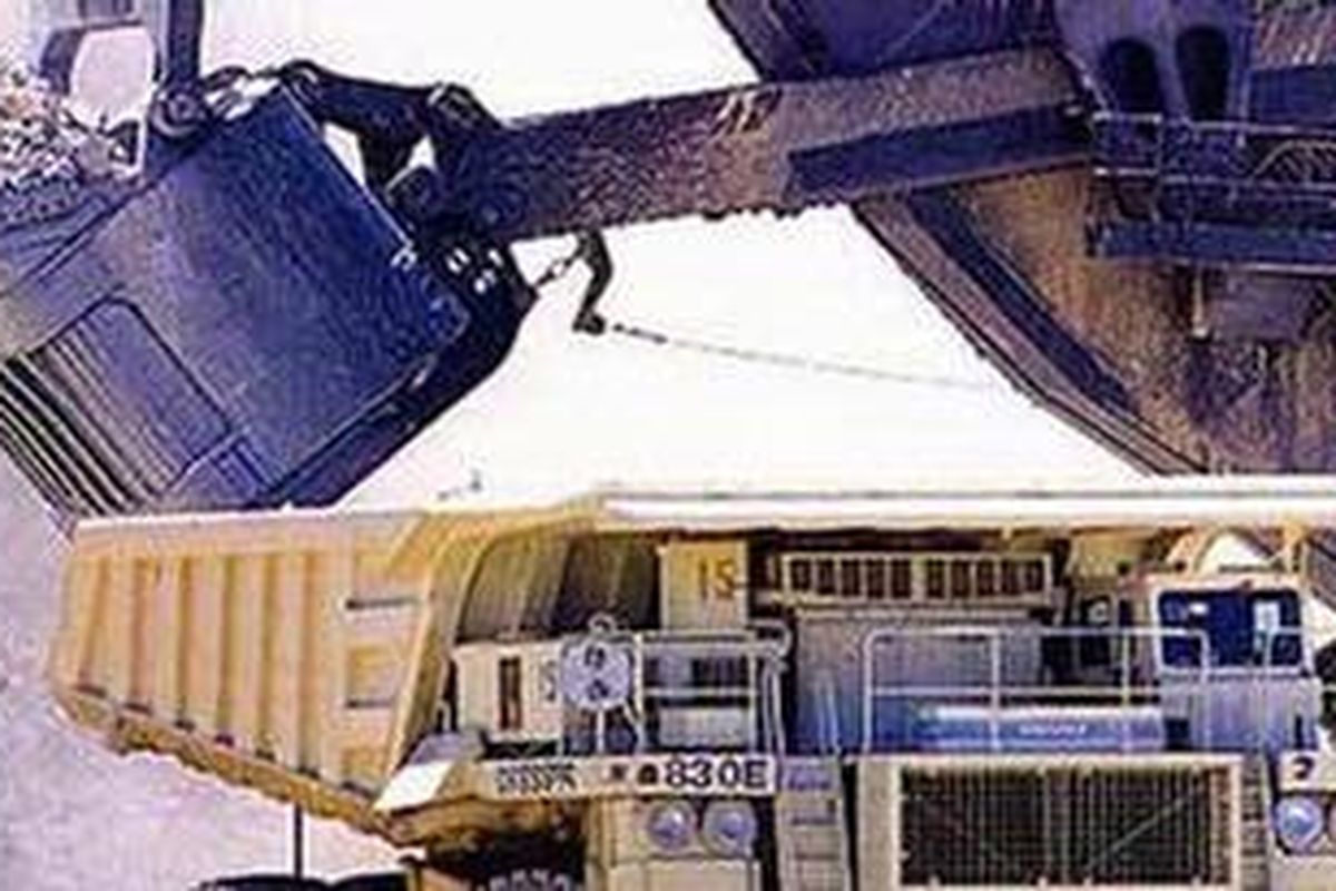 Aktivitas di pertambangan PT Newmont Nusa Tenggara di Sumbawa Barat, Nusa Tenggara Barat.