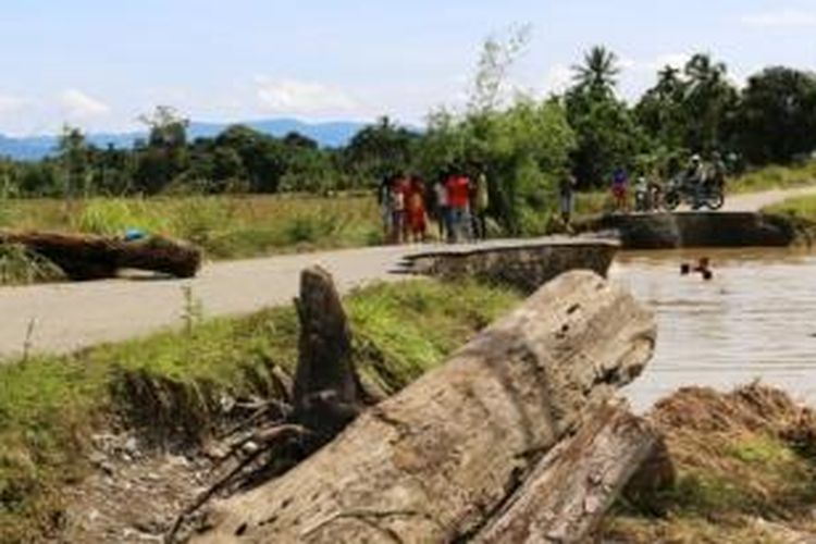 Banjir besar yang menerjang Desa Seumantok, Kecamatan Pantai Cermin, Aceh Barat, Sabtu (18/4/2015), tak hanya merendam ratusan rumah warga. Satu jembatan dan ruas jalan utama penghubung antar Kecamatan juga putus diterjang banjir. 