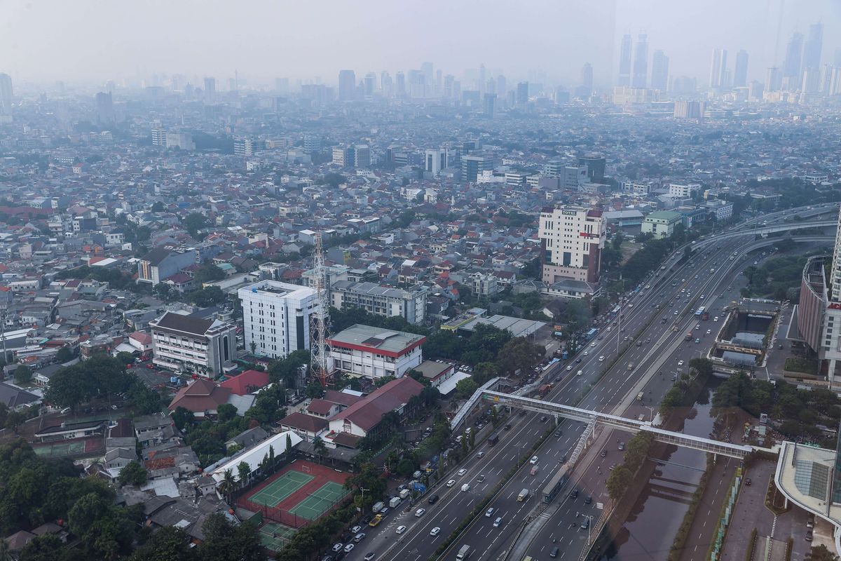 Polusi udara terlihat di langit Ibu Kota Jakarta, Selasa (8/6/2021). Melalui platform pengukur kualitas udara Iqair.com yang merilis kualitas udara, Jakarta masuk 10 besar kota dengan kualitas udara terburuk di dunia dengan menempati urutan ke 4.