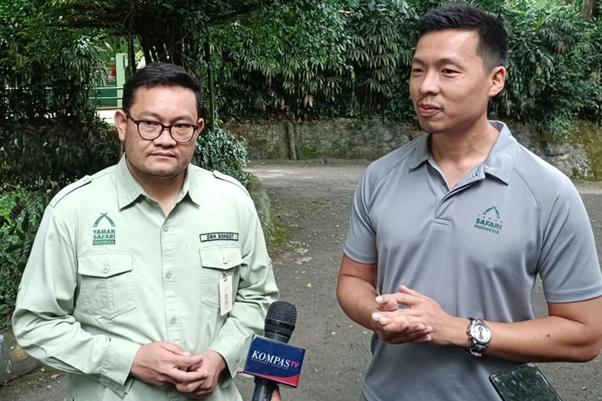 Direktur Utama TSI Group Aswin Sumampau dan Vice President of Life Science TSI Cisarua drh Bongot Huaso Mulia Radjagoekgoek.