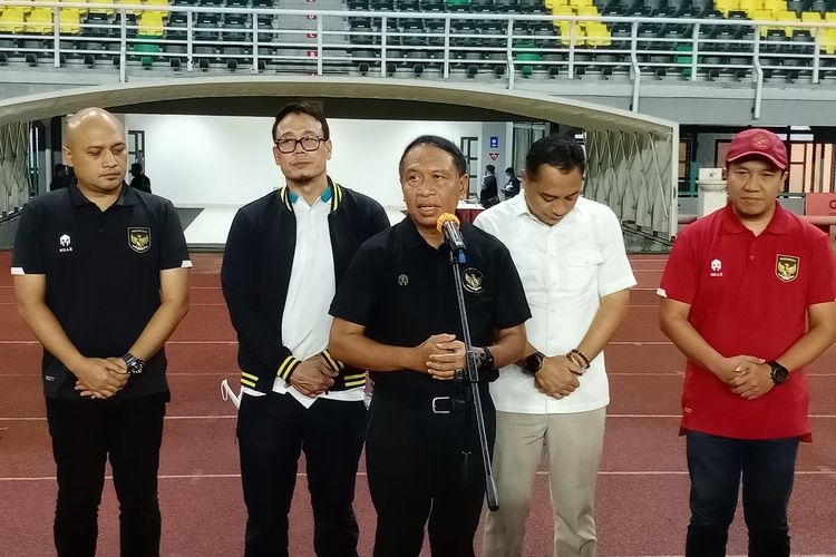 Menteri Pemuda dan Olahraga Zainuddin Amali saat melakukan sidak ke Stadion Gelora Bung Tomo didampingi Wali Kota Surabaya Eri Cahyadi dan Wakil Ketua Asprov PSSI Jatim Amir Burhanuddin, Sabtu (15/10/2022).