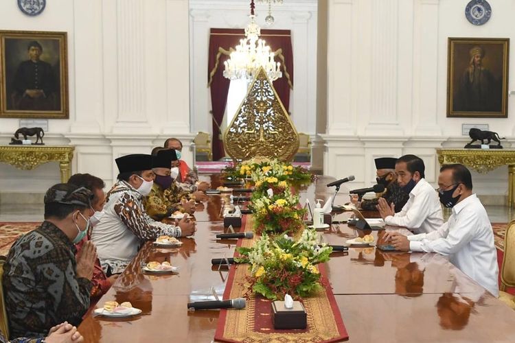 Presiden Joko Widodo dan Wakil Presiden Ma’ruf Amin mengadakan pertemuan dengan delapan tokoh lintas agama di Istana Merdeka, Selasa (2/6/2020) sore.