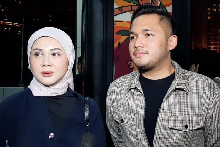 Kesha Ratuliu dan suami, Adhi Permana, saat ditemui di kawasan Tanah Abang, Jakarta Pusat baru-baru ini. 