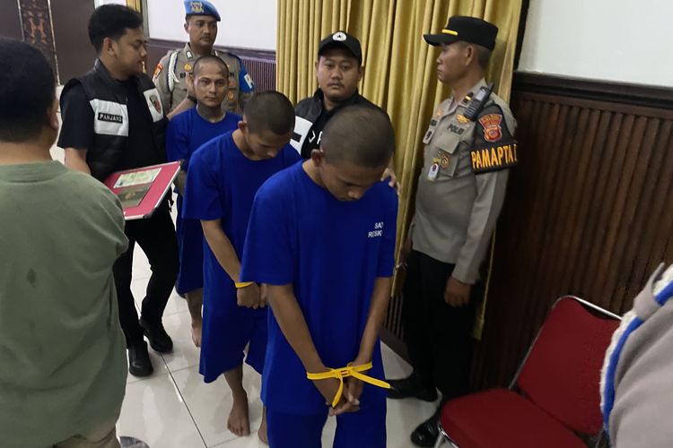 Para pelaku begal yang melakukan pembegalan terhadap remaja putri di Desa Ilir, Kecamatan Kandanghaur saat dihadirkan polisi dalam konferensi pers di Mapolres Indramayu, Kamis (4/12/2025)