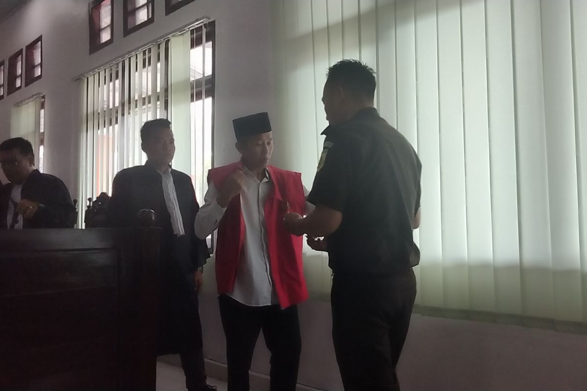 Hajidin (45) terdakwa yang dituduh pelaku perampokan saat menjalani sidang di Pengadilan Negeri Kayuagung, Selasa (6/8/2024).