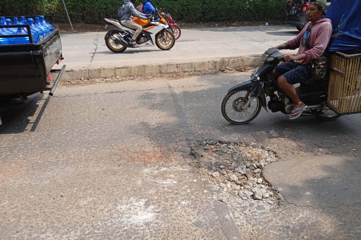 Jalan Raya Boulevard Grand Depok City Yang Berlubang