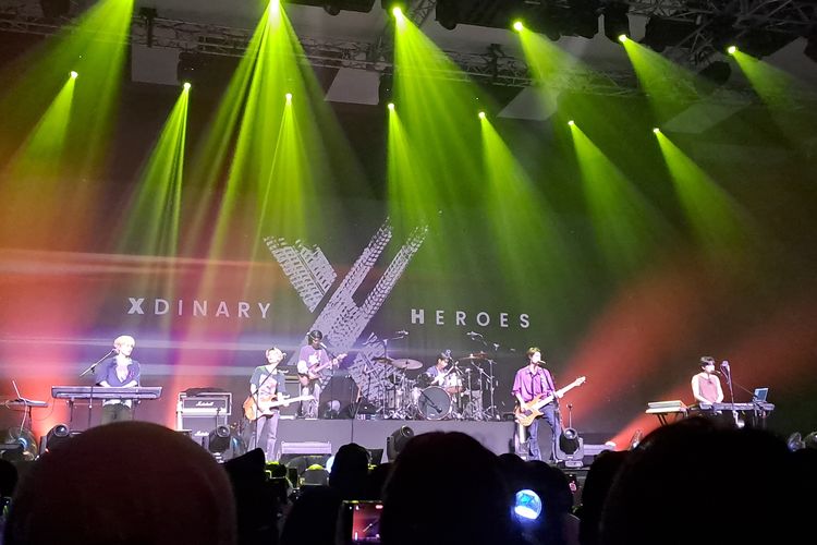 Di panggung konser yang digelar di The Kasablanka Hall, Jakarta Selatan, Sabtu (2/3/2024) malam, Xdinary Heroes menyuguhkan lagu Good enough dan Paranoid yang menghangatkan hati.