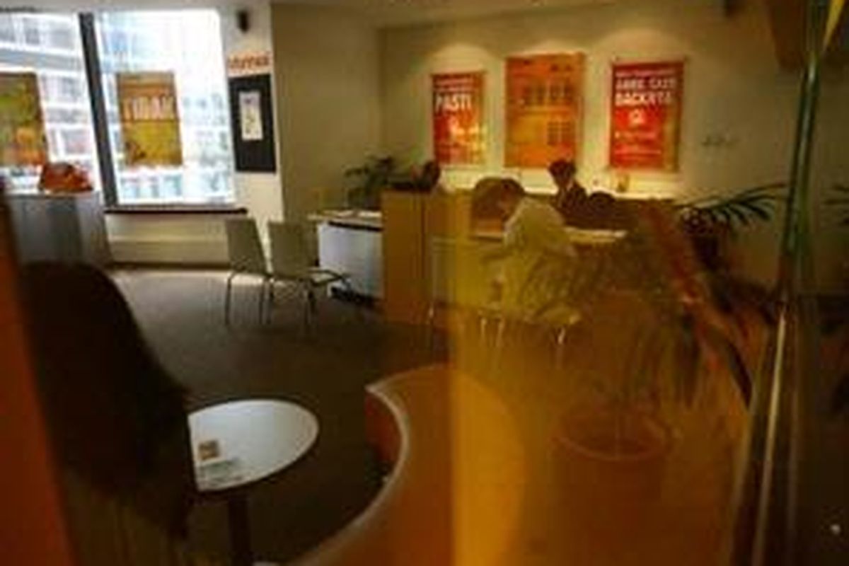 Nasabah bertransaksi di Bank Danamon di Kawasan SCBD, Sudirman, Jakarta, 