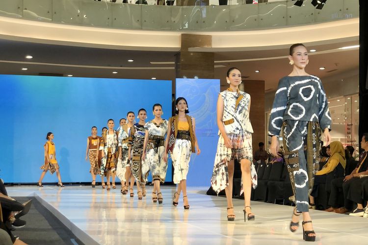 Koleksi busana mengangkat wastra di Jogja Fashion Trend 2023