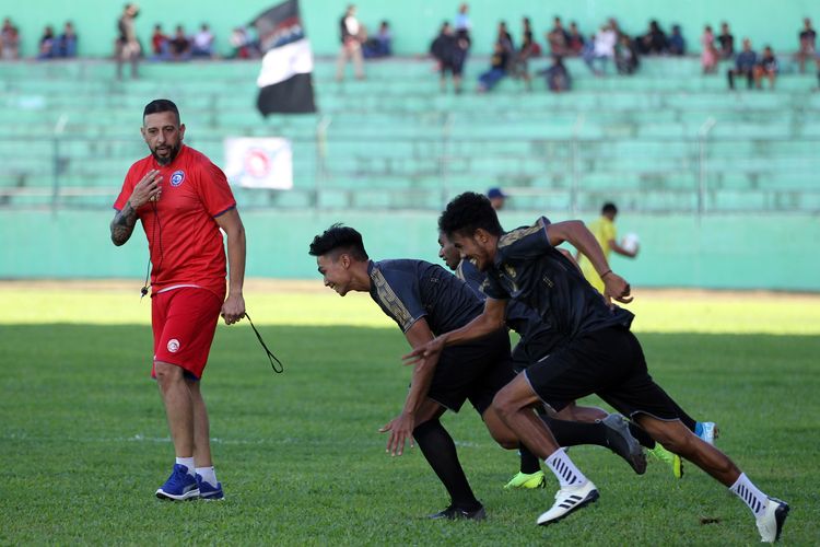 Bagas Adi Nugroho (tengah) latihan perdana arahan pelatih fisik Marcos Gonzalez Arema FC untuk musim 2020 di Stadion Gajayana Malang, Jawa Timur, Kamis (16/01/2020) sore