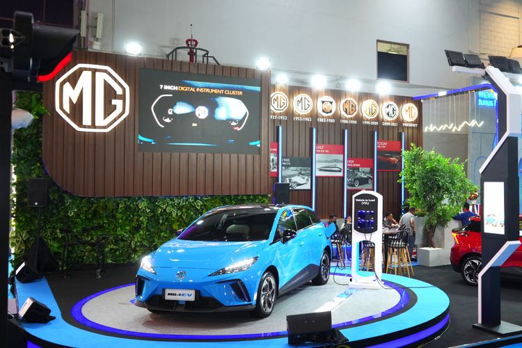 MG Motor Indonesia memamerkan mobil listrik MG4 EV pada PEVS 2023