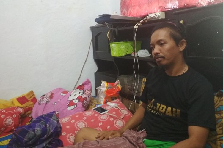 Irfan Rahmatullah (37), pengemudi ojek online yang ditabrak kendaraan taktis milik polisi saat kericuhan aksi unjuk rasa mahasiswa di Jalan Urip Sumoharjo, tak lagi bisa bekerja, Senin (21/10/2019).