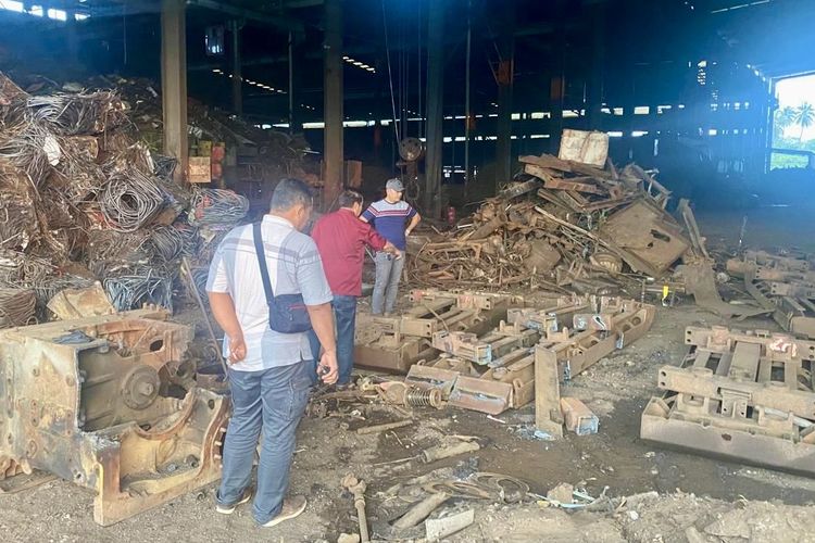 CEK LOKASI: jajaran kepolisian mendatangi lokasi kecelakaan kerja di pabrik peleburan besi di Lampung Selatan, Kamis (9/5/2024). Tiga orang pekerja tersiram cairan besi panas dalam peristiwa itu.