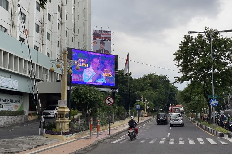 Videotron dengan iklan Anies Baswedan di Surabaya