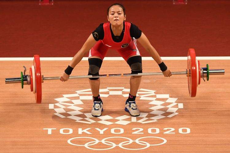 Lifter putri Indonesia Windy Cantika Aisah melakukan angkatan snatch dalam kelas 49 Kg Putri Grup A Olimpiade Tokyo 2020 di Tokyo International Forum, Tokyo, Jepang, Sabtu (24/7/2021). Windy Cantika berhasil mempersembahkan medali pertama bagi Indonesia yakni perunggu dengan total angkatan 194 Kg.