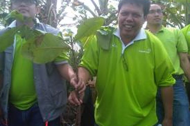 Direktur Utama PT Biofarma Iskandar (Kanan) usai penanaman pohon di lokasi pembangunan Puskesmas Wisata Ujung Genteng, Sukabumi Selatan, Senin (16/9/2013).