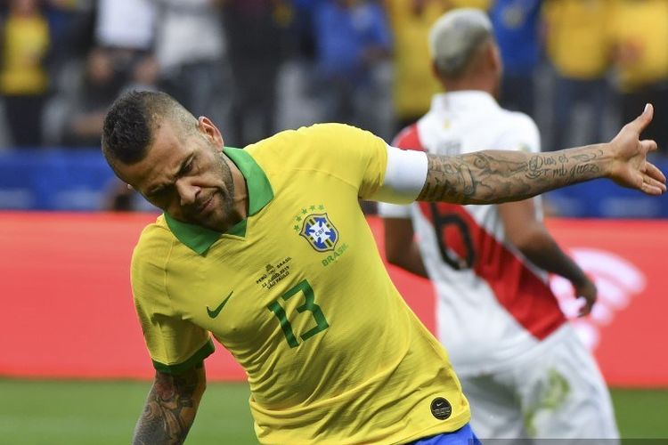Gaya Dani Alves merayakan golnya pada pertandingan Peru vs Brasil dalam lanjutan Copa America 2019 di Arena Corinthians, 22 Juni 2019. Terkini, Dani Alves masuk skuad timnas Brasil untuk Piala Dunia 2022.