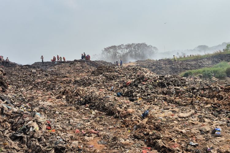 Ancaman Ledakan Mengintai di TPA Jatiwaringin, Bara Api Masih Menyala di Bawah Gunung Sampah