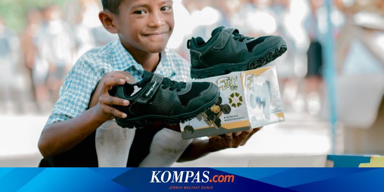 Lewat Program Ini, Bank Mandiri Bagikan 25.000 Sepatu Gratis Kepada Anak SD-SMP - Vimarsana News
