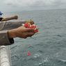 Doakan Korban Sriwijaya Air, Tim SAR Gabungan Polri Tabur Bunga di Laut