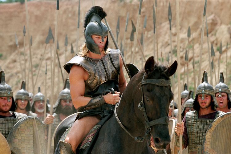Aktor Brad Pitt memerankan tokoh Achilles dalam film Troy (2004).
