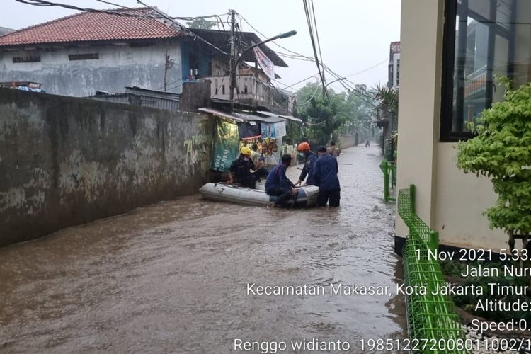 Wilayah RW 04 Cipinang Melayu, Makasar, Jakarta Timur, terendam banjir, Senin (1/11/2021).