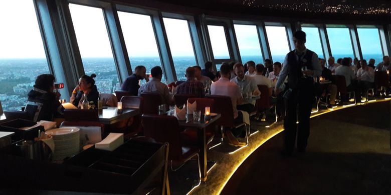 Restoran berputar di Menara Televisi Berlin, Jerman, Jumat (22/6/2018).