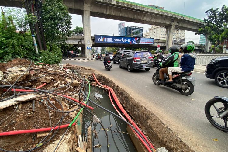 Foto : Warga Keluhkan Proyek Galian di Kuningan Tak Ditutup, Khawatir Pengendara Terperosok Halaman 1