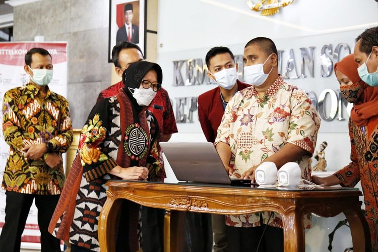 Menteri Sosial (Mensos) Tri Rismaharini saat menerima hibah dari Institut Teknologi Telkom (ITT) Surabaya berupa satu unit Mesin Braile Embosser di Jakarta, pada Jumat (7/5/2021).