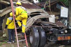 Sopir Hilang Kendali, Trailer Tabrak Motor dan Rumah Produksi Mebel di Duri Kosambi