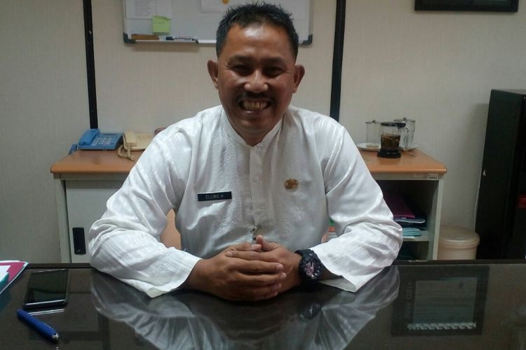 Kepala Unit Pelayanan Pajak Kendaraan Bermotor (PKB) dan bea balik nama kendaraan bermotor (BBNKB) Kota Administrasi Jakarta Barat, Elling Hartono saat ditemui di gedung Samsat Jakarta Barat, Kamis (27/7/2016).