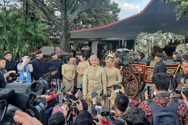 Kaesang Pangarep bersama Erina Gudono meninggalkan Pendopo Agung Royal Ambarrukmo dengan kereta kuda, Sabtu (10/12/2022).