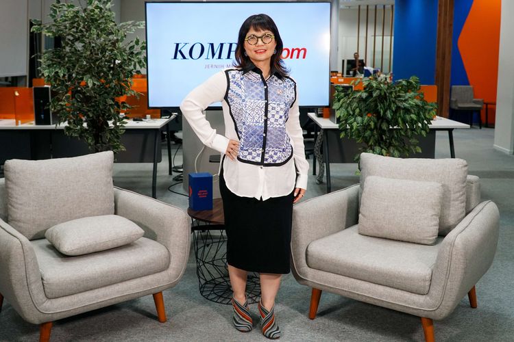 OOTD Modis Berbatik ala Stella Christie, Pakai Ankle Boots Warna-warni