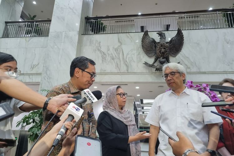 Staf Khusus Menteri Keuangan Yustinus Prastowo, Direktur Yayasan Bani K.H. Abdurrahman Wahid Alissa Wahid, Dosen FISIP Universitas Indonesia Imam Prasodjo setelah berdiskusi dengan Menteri Keuangan Sri Mulyani Inrawati terkait kasus yang sedang terjadi di lingkungan Kementerian Keuangan (Kemenkeu) di Gedung Kemenkeu, Jakarta, Kamis (3/3/2023).