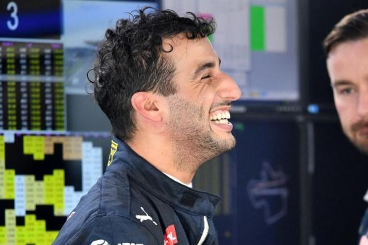 Pebalap Red Bull Racing asal Australia, Daniel Ricciardo, tertawa setelah menyelesaikan sesi latihan ketiga GP Malaysia di Sirkuit Sepang, Minggu (2/10/2016).