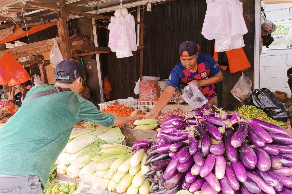 Harga sayur-sayuran di Pasar Ciputat, Tangerang Selatan mengalami kenaikan menjelang Natal dan tahun baru 2023. Pada Kamis (8/12/2022) harga cabai mengalami kenaikan tertinggi. 