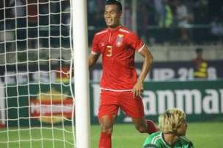 Selebrasi bek Myanmar, Zaw Min Tun, seusai mencetak gol pertama timnya pada laga kedua Grup B Piala AFF 2016 kontra Kamboja di Stadion Thuwunna, Rabu (23/11/2016).