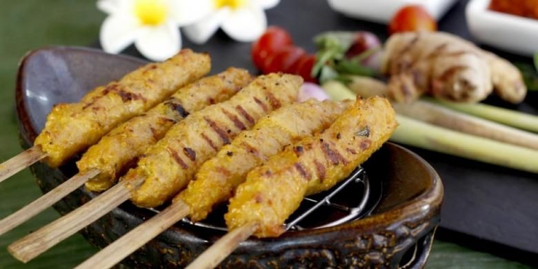 Sate lilit khas Bali disajikan dalam Balinese Galore Food Festival, DoubleTree by Hilton Jakarta. 