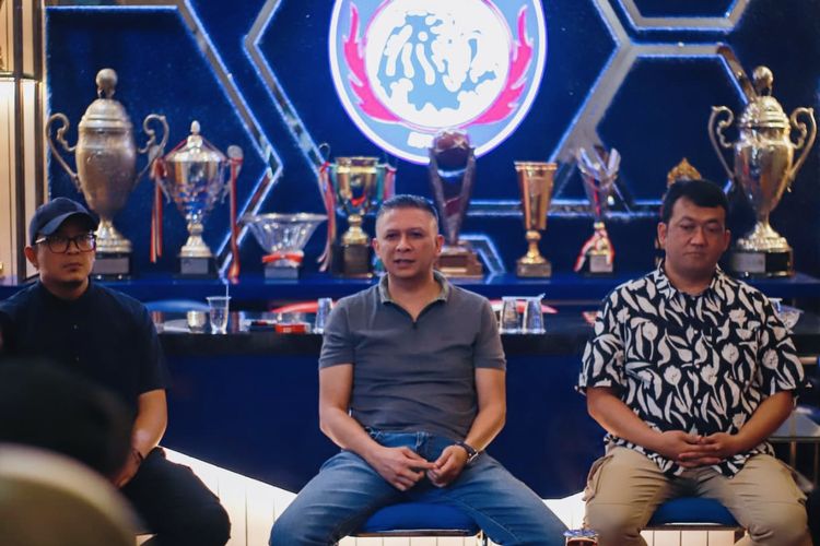 Iwan Budianto saat bertemu dengen perwakilan Aremania di Kantor Arema FC Kandang Singa Malang, Jumat (3/3/2023) siang.