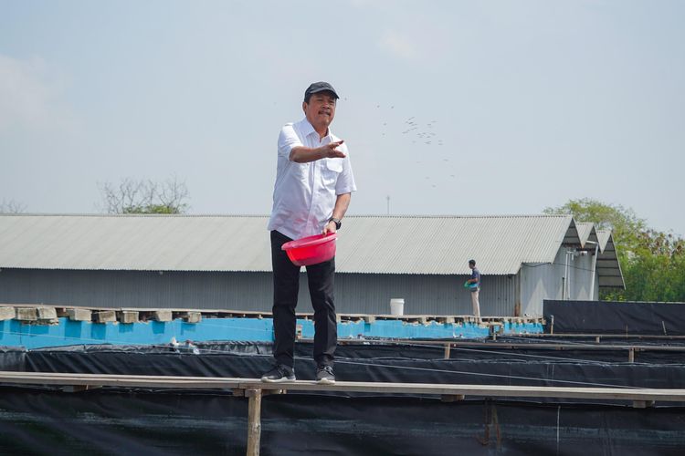 Menteri Kelautan dan Perikanan (KP) Sakti Wahyu Trenggono saat memeriksa proyek Modeling Budidaya Ikan Nila Salin beberapa waktu lalu.
