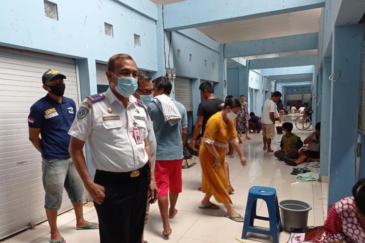 Kepala Dinas Perhubungan Kalsel, Rusdiansyah memantau kondisi pengungsi di Terminal Induk Pal 6 Banjarmasin, Senin (18/1/2021). 