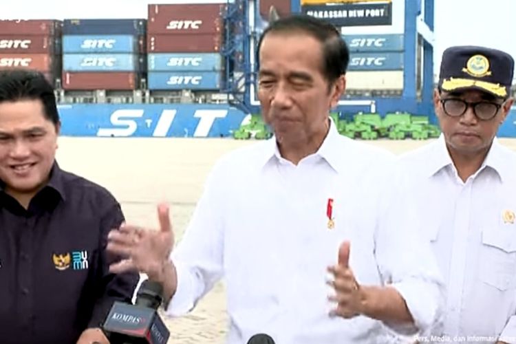 Presiden Joko Widodo dalam sesi wawancara cegat pintu bersama awak media usai meresmikan pelabuhan Makassar New Port dalam kunjungan kerjanya ke Sulawesi Selatan, Kamis (22/2/2024).