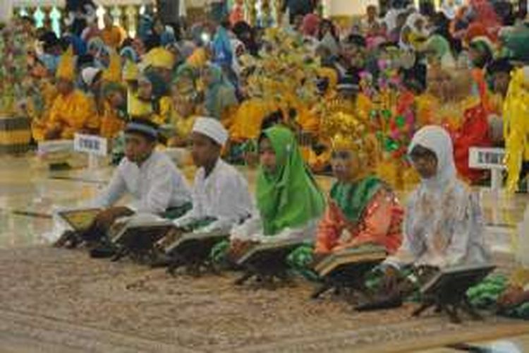 Sebanyak 1.195 anak se-Kota Pontianak mengitkuti Khataman Al Quran massal yang digelar di Masji Raya Mujahidin, Jalan Ahmad Yani, Pontianak, Kalimantan Barat (8/5/2016)