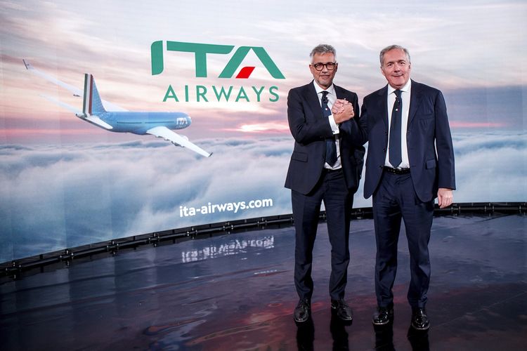 CEO ITA Airways Fabio Lazzerini (kiri) berfoto dengan Presiden ITA Airways saat peluncuran maskapai nasional Italia baru tersebut pada Jumat (15/10/2021). ITA Airways adalah pengganti Alitalia yang bangkrut.