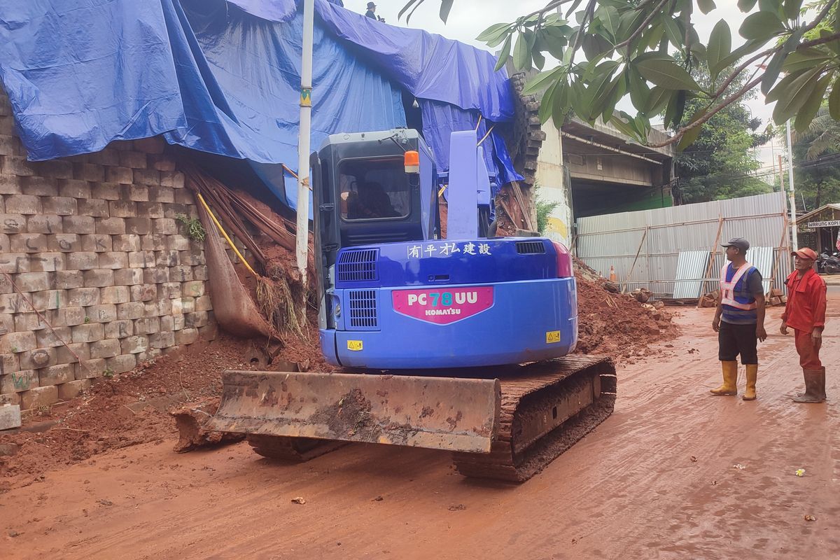 Tebing Tol di Bintaro Longsor, Warga Khawatir Terjadi Lagi