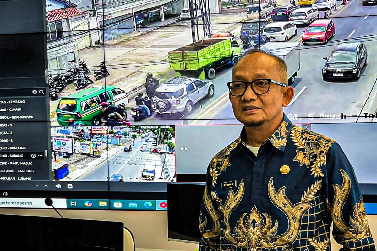 Kepala Dinas Perhubungan (Dishub) Bandung Barat M Ridwan saat menjelaskan pemantauan lalu lintas menggunakan ATCS, Kamis (11/3/2026).